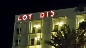 שילוט מואר לבית מלון