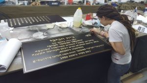 חריטת שלטים