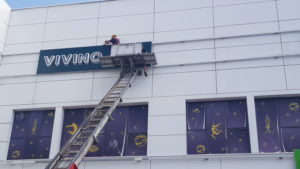 שילוט חוץ לעסק