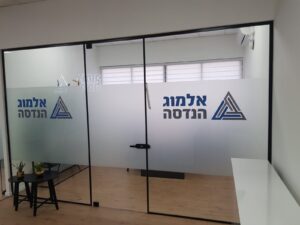 מדבקות חלביות לדלתות זכוכית